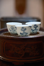 Load image into Gallery viewer, The Head-Up Duck · Tongxin Teahouse Exclusive Blue-and-White Tasting Cup