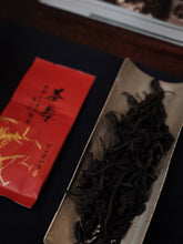 Load image into Gallery viewer, Tongxin She Teahouse Collection | 2009 Huiyuankeng Gold Award Old Bush Shui Hsien, Crafted by Master Chen Dehua