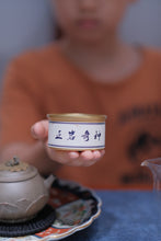Load image into Gallery viewer, "Niu Lan Keng Qi Zhong" handmade by Mr. Wang Guoxing, the inheritor of the production skills of Wuyi Rock Tea (Da Hong Pao), the first batch of national intangible cultural heritage in Wuyishan City. Each can has Mr. Wang Guoxing's signature, which is of