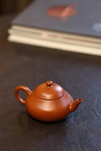 Load image into Gallery viewer, Tongxin She · Treasuring an Antique Ming‑Qing Lao Zhu Ni Pear‑Shaped Teapot, Brewing a Heart‑Touching Gongfu Tea