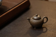 Load image into Gallery viewer, Tongxin She Tea House Collection | Cloud Shoulder Ruyi Teapot · 100cc · Fully Handcrafted in Treasured Sharkskin Green Clay (Master Hui Yisa)