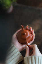 Load image into Gallery viewer, A Treasure of Tongxin She Teahouse Hexagonal Pear-Shaped Zhuni Teapot。