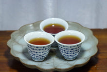 Load image into Gallery viewer, Teacher Ye Xiangkun made a traditional raw sand Zhu ni teapot, a replica of the Qing Dynasty goose egg-shaped teapot, with a capacity of 120cc, and there is only one of its kind.