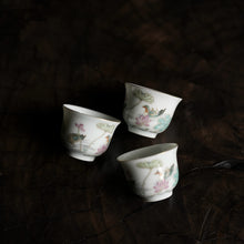 Load image into Gallery viewer, Encountering the Oriental Poetic Rhyme on the Tea Table: The "Pastel Mandarin Ducks Playing in Water Ruoshen Cups" at Tongxin She Teahouse