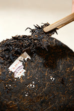 Load image into Gallery viewer, Aged Charm Nurtured in Storage, Premium Tea from Bulang—— 2007 Du Qiongzhi Signed Bulang Impression Ripe Pu'er Collected by Tongxin Teahouse