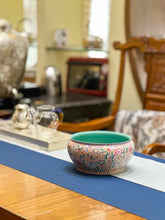 Load image into Gallery viewer, "enamel-colored tea washing bowl" from Jingdezhen. It is 16.5 cm in diameter and 8 cm in height, with a capacity of 1000 cc.