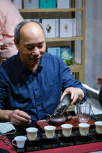 Load image into Gallery viewer, Aged to Ruby Red, Tripled in Worth; One Sip of Danya Unveils the Universe — Tongxinshe Teahouse Recommends Master Wang Guoxing's Limited Signed Edition 1997 Danya Aged Shui Xian