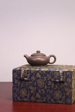 Load image into Gallery viewer, Recommendation of Aipan Purple Clay Teapot by Master Xu Linfeng at Tongxinshe Teahouse