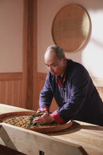 Load image into Gallery viewer, Rock Bone and Hidden Fragrance, Auspiciousness at Year-End | Tongxinshe Teahouse's 2025 Finale: Limited-Edition Kengjian Cassia Tea "Wanshi Ruyi" (All Wishes Come True), A Masterpiece by Intangible Cultural Heritage Inheritor 万狮如意。