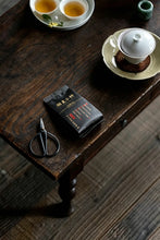 Load image into Gallery viewer, Smoke Penetrates the Leaf, Longan Sweetness Lingers Tongxin She’s 2023 Tongmuguan Smoked Lapsang Souchong Four Years of Aging, Returning to the Origin of Black Tea烟熏小种/YAn XUN XIAO ZHONG
