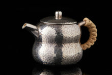 Load image into Gallery viewer, a "9999 mini gourd teapot" using silver as the medium. Capacity: about 65ml。