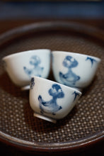 Load image into Gallery viewer, The Head-Up Duck · Tongxin Teahouse Exclusive Blue-and-White Tasting Cup