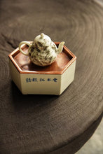 Load image into Gallery viewer, The Exquisite Supporting Role in the World of Ancient Rhyme and Tea Aroma - The Beauty of Tea Mat orchid Hu Cheng/pine Hu Cheng