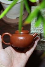 Load image into Gallery viewer, The Zen-like Elegance in Tongxin She Teahouse: Master Hui Xiangyun's "Heart Sutra Pot"