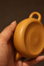 Load image into Gallery viewer, Tongxinshe Teahouse Selection: Old Pit Golden Duan Short Jinglan Purple Sand Pot – Unlock the Ultimate Tea-Tasting Aesthetics