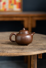 Load image into Gallery viewer, Recommendation of a Treasure in Tongxin She Teahouse: Gu Ting's "Gourde-shaped Teapot", a Shining Pearl in the World of Purple Sand Art