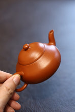 Load image into Gallery viewer, Tongxin She · Treasuring an Antique Ming‑Qing Lao Zhu Ni Pear‑Shaped Teapot, Brewing a Heart‑Touching Gongfu Tea