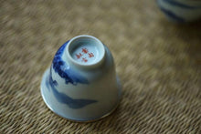 Load image into Gallery viewer, Set of 4 hand-painted blue and white landscape-wrapped silver teacups, capacity 30cc。