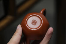 Load image into Gallery viewer, Jiangsu Guanyu 2022 Autumn Auction "Qinxin·Six Square Pear Shape" Teapot