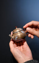 Load image into Gallery viewer, Tongxin She Teahouse Recommendation: Pushou Hall "Wendan Pure Silver Teapot" – A Masterpiece of Craftsmanship on the Tea Table文旦银壶。