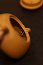 Load image into Gallery viewer, Tongxinshe Teahouse Selection: Old Pit Golden Duan Short Jinglan Purple Sand Pot – Unlock the Ultimate Tea-Tasting Aesthetics