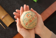 Load image into Gallery viewer, Tongxinshe Teahouse Collection Recommendation: Dayi 2003 Flower Label Panda Tuocha – A Time-Honored Impression of Menghai Old Tea