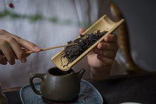 Load image into Gallery viewer, 2003 Pu'er sheng tea, customized by Ruan Dianrong, has a very comfortable pine smoke aroma, a rich and full Menghai flavor, and a sweet aftertaste, with a hint of rock sugar in the middle and back.