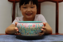 Load image into Gallery viewer, "enamel-colored tea washing bowl" from Jingdezhen. It is 16.5 cm in diameter and 8 cm in height, with a capacity of 1000 cc.