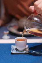 Load image into Gallery viewer, "Niu Lan Keng Qi Zhong" handmade by Mr. Wang Guoxing, the inheritor of the production skills of Wuyi Rock Tea (Da Hong Pao), the first batch of national intangible cultural heritage in Wuyishan City. Each can has Mr. Wang Guoxing's signature, which is of