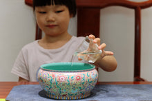 Load image into Gallery viewer, "enamel-colored tea washing bowl" from Jingdezhen. It is 16.5 cm in diameter and 8 cm in height, with a capacity of 1000 cc.