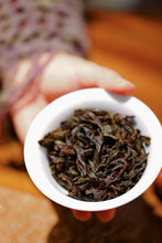 Load image into Gallery viewer, Limited-Time New Product Offer: Golden Elegance Meets Rock Rhythm – Tongxinshe Teahouse Launches 2025 Wuyi Rock Tea Jinxuan/金萱