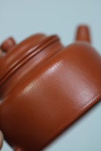 Load image into Gallery viewer, The “De Zhong teapot” with a capacity of 100cc is purely handmade by Teacher Xu Linfeng.