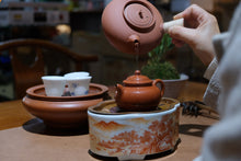 Load image into Gallery viewer, "Alum Red Landscape Hu Cheng"/矾红山水壶承