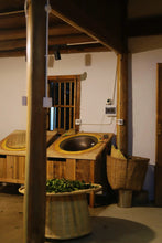 Load image into Gallery viewer, "Niu Lan Keng Qi Zhong" handmade by Mr. Wang Guoxing, the inheritor of the production skills of Wuyi Rock Tea (Da Hong Pao), the first batch of national intangible cultural heritage in Wuyishan City. Each can has Mr. Wang Guoxing's signature, which is of