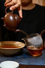 Load image into Gallery viewer, Tongxin She Tea House Exclusive Release | 1999 Yiwu Zheng Mountain Aged Raw Pu'er Tea, Hand-Signed Version by Master Du Qiongzhi