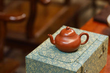 Load image into Gallery viewer, Fully handmade "Old Zhu Ni Small Flat Pear Purple Clay Pot" with a capacity of 110ml.