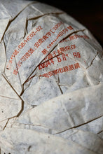 Load image into Gallery viewer, Tongxin She Curated Collection | 2004 Laotong‑zhi First‑Edition Special‑Edition Ripe Pu‑erh Tea With Exclusive Serial Number · Master Zou Bingliang’s Private‑Cellar Aged Tea (8g Tasting Sample)