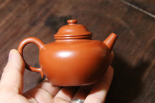 Load image into Gallery viewer, Tongxinshe Tea House cooperates with Mr. Xu Linfeng, a national arts and crafts artist, to bring you 3 fully handmade Zhou Pi Zhu Ni small purple clay teapots with a capacity of 110ml.