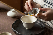Load image into Gallery viewer, The wild charm of the mountains at the top of Xishuangbanna—Single Pu'er sheng tea from the ancient tree Huazhuliangzi/滑竹梁子古树单株.