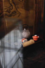 Load image into Gallery viewer, Tongxin Tea House | Appreciation of Jingdezhen's Handmade Coral Red Gaiwan