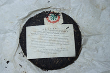 Load image into Gallery viewer, 2003 Pu'er sheng tea, customized by Ruan Dianrong, has a very comfortable pine smoke aroma, a rich and full Menghai flavor, and a sweet aftertaste, with a hint of rock sugar in the middle and back.