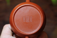 Load image into Gallery viewer, The Zen-like Elegance in Tongxin She Teahouse: Master Hui Xiangyun's "Heart Sutra Pot"