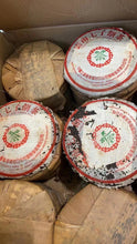 Load image into Gallery viewer, 2003 Pu'er sheng tea, customized by Ruan Dianrong, has a very comfortable pine smoke aroma, a rich and full Menghai flavor, and a sweet aftertaste, with a hint of rock sugar in the middle and back.