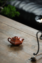 Load image into Gallery viewer, Tongxin She Teahouse Collection: Zhaozhuang Premium Small Red Clay · Shouzhuo Square Teapot (Pang Hongzhi's 120cc Handmade Work)