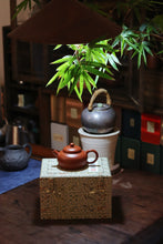 Load image into Gallery viewer, The Zen-like Elegance in Tongxin She Teahouse: Master Hui Xiangyun's "Heart Sutra Pot"