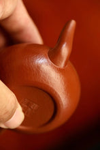 Load image into Gallery viewer, Fully handmade "Old Zhu Ni Small Flat Pear Purple Clay Pot" with a capacity of 110ml.