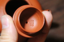 Load image into Gallery viewer, Tongxinshe Tea House cooperates with Mr. Xu Linfeng, a national arts and crafts artist, to bring you 3 fully handmade Zhou Pi Zhu Ni small purple clay teapots with a capacity of 110ml.