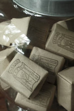 Load image into Gallery viewer, A Ruby Hue Holds Autumn's Essence: Tongxinshe Teahouse Presents Limited-Edition "Jiuqu Hongmei" for Autumn 九曲红梅