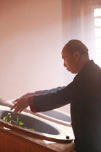 Load image into Gallery viewer, Rock Bone and Hidden Fragrance, Auspiciousness at Year-End | Tongxinshe Teahouse's 2025 Finale: Limited-Edition Kengjian Cassia Tea "Wanshi Ruyi" (All Wishes Come True), A Masterpiece by Intangible Cultural Heritage Inheritor 万狮如意。