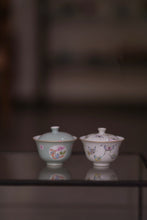 Load image into Gallery viewer, famille rose butterfly-patterned covered bowl/粉彩蝴蝶盖碗